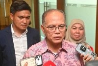 Wan Rosdy (tengah) ketika bercakap kepada pemberita selepas menghadiri Majlis Apresiasi sempena Tamat Kursus Pelatih Akademi Rel Pahang (ARP) Program PLKI-ECRL Sesi 2025/26 di Kompleks Yayasan Pahang, Kuantan pada Khamis.
