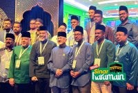 SYED KAMARULZAMAN (tengah) dan Mohamed Azman Shah (tiga dari kanan) bergambar bersama rakan strategik Persidangan Mawlid 6.0. 