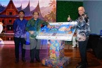Ameer Ali (kanan), Arwan (tengah) ketika Pelancaran Kempen Jom Malaysia: Ikon Lokal, di Mydin Subang, pada Khamis. Foto: SINAR HARIAN/MOHD HALIM ABDUL WAHID