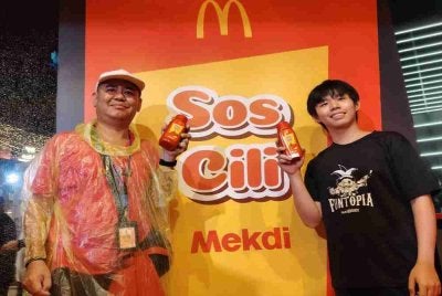 Dua pelanggan setia McDonald’s menjadi individu terawal berjaya menebus sos cili McDonald's dalam botol 