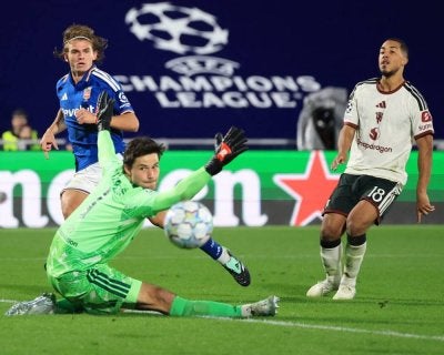 Penjaga gol United, Senne Lamnnes gagal menghalang Nico Paz daripada menjaringkan gol ketiga Como. FOTO: Agensi 