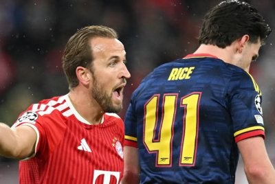 Gol penyamaan Declan Rice pada penghujung perlawanan (kanan) menafikan jaringan kemenangan Bayern yang diperolehi menerusi Harry Kane pada minit ke-61 di Allianz Arena. - FOTO: Agensi