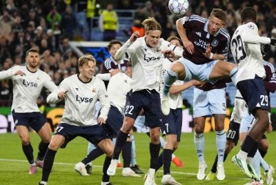 Villa mendahului pada minit ke-23 menerusi tandukan Ross Barkley (dua kanan) yang menyambut sepakan penjuru Ibrahim Mbaye. - FOTO: Agensi