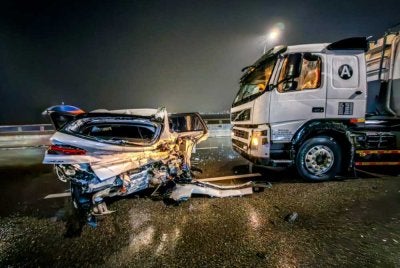 Kemalangan membabitkan sebuah lori tangki minyak dan sebuah kereta BMW di Jambatan Pulau Pinang. Foto JBPM