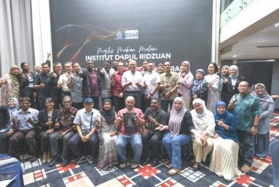 Zulqarnain (berdiri, tengah) bersama pengamal media sempena Majlis Makan Malam IDR Bersama Pengamal Media Perak di sebuah hotel di Ipoh pada Rabu.
