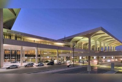 Pihak berkuasa memaklumkan serangan tersebut turut menyebabkan kerosakan harta benda di lapangan terbang berkenaan. Foto King Fahd International Airport