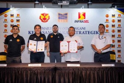 Tengku Amir Shah (tengah) berkenan menyaksikan Majlis Menandatangani Kerjasama Rakan Strategik antara KSSB, Infrasel dan Selangor FC.