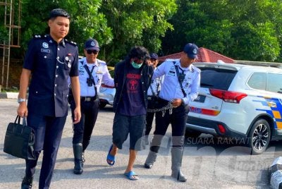 Seorang pemandu treler didakwa di Mahkamah Majistret Kuala Krai pada Khamis atas kesalahan memandu secara berbahaya sehingga menyebabkan kematian dan memiliki cecair disyaki mengandungi mitragynine.