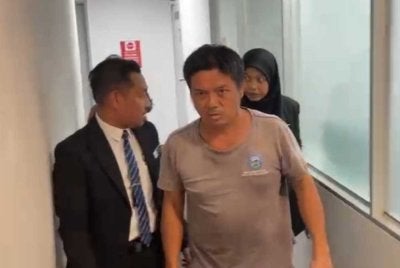 Pek Kong (tengah) mengaku tidak bersalah atas atas lapan pertuduhan gagal menjelaskan cukai barang dan perkhidmatan serta penalti berjumlah lebih RM271,000 di Mahkamah Sesyen Ipoh pada Khamis.
