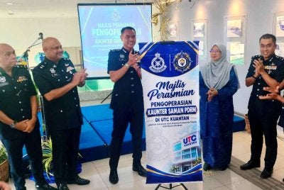 Azry meninjau operasi Kaunter Saman Trafik PDRM di UTC Kuantan di sini yang dirasmikan pada Khamis.