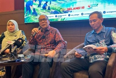 Izham (tengah) pada sidang media selepas Bengkel FOR di sini pada Khamis.