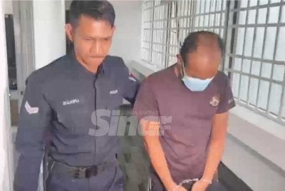 Mohamad Fitri (kanan) dihukum penjara empat tahun dengan satu sebatan selepas mengaku bersalah di Mahkamah Sesyen Ipoh pada Khamis.