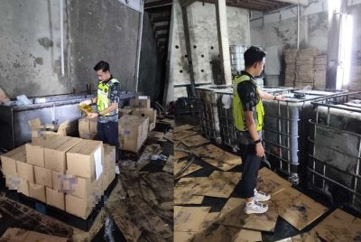 Pegawai KPDN Pulau Pinang memeriksa minyak masak yang disyaki diseleweng bernilai RM20,166.