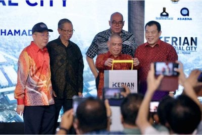 Saarani (tengah) menyempurnakan Majlis Perasmian Pecah Tanah bagi Pembangunan KIC pada Khamis. Foto Pejabat Menteri Besar Perak