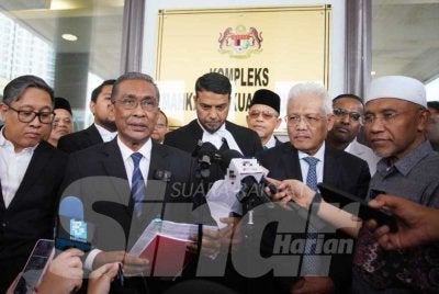 Takiyuddin (depan, dua dari kiri) ketika sidang akhbar di pekarangan lobi Kompleks Mahkamah Kuala Lumpur pada Khamis. Foto: Rosli Talib 