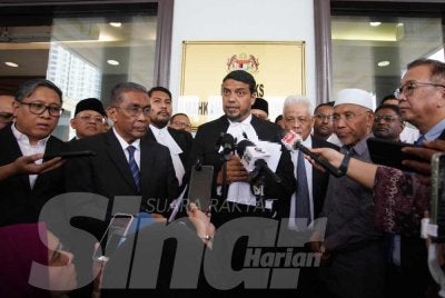 Takiyuddin (depan, dua dari kiri) ketika sidang akhbar di pekarangan lobi Kompleks Mahkamah Tinggi Kuala Lumpur pada Khamis. Foto: Rosli Talib 