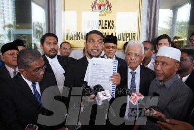 Muhammad Rafique (tengah) dalam sidang akhbar di pekarangan lobi Kompleks Mahkamah Kuala Lumpur pada Khamis. Foto: Rosli Talib