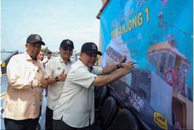 Alexander menyempurnakan Majlis Perasmian dan Peluncuran Feri Sri Tanjong 1 di Feri Pengkalan Kubor, pada 9 Ogos 2025. 