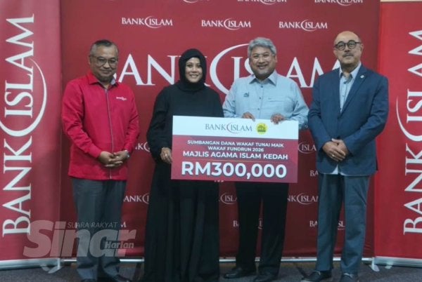 Teh Maimunah (dua dari kiri) menyerahkan cek sumbangan kepada Mohd Yusri (dua dari kanan) ketika Majlis Penghargaan Bank Islam bersama MAIK di Alor Setar pada Rabu.