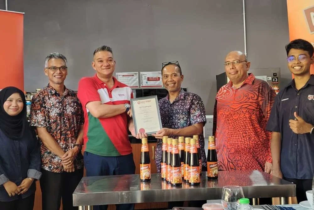 Mohd Jazri (tiga dari kiri) menerima sijil penghargaan daripada Shamsul (tiga dari kanan).