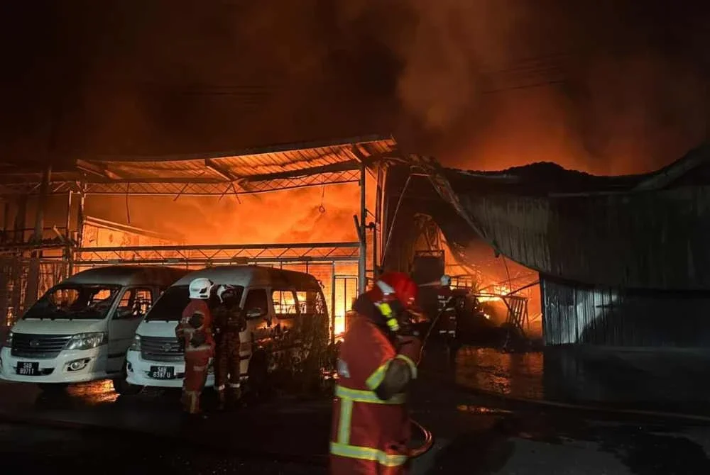 Kebakaran melibatkan gudang di Mogoputi Industrial Park, Fasa 2, Penampang.