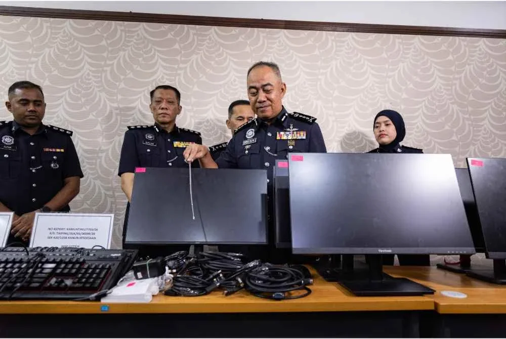 Mohd Alwi menunjukkan antara barangan yang dirampas ketika sidang akhbar di IPK Perak pada Jumaat.