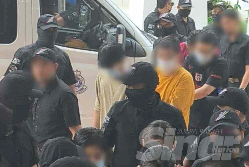 Sembilan individu didakwa di Mahkamah Sesyen Petaling Jaya pada Jumaat, atas satu pertuduhan menjadi ahli kumpulan jenayah terancang Geng Yunaa, sejak tahun lalu. Foto Sinar Harian.