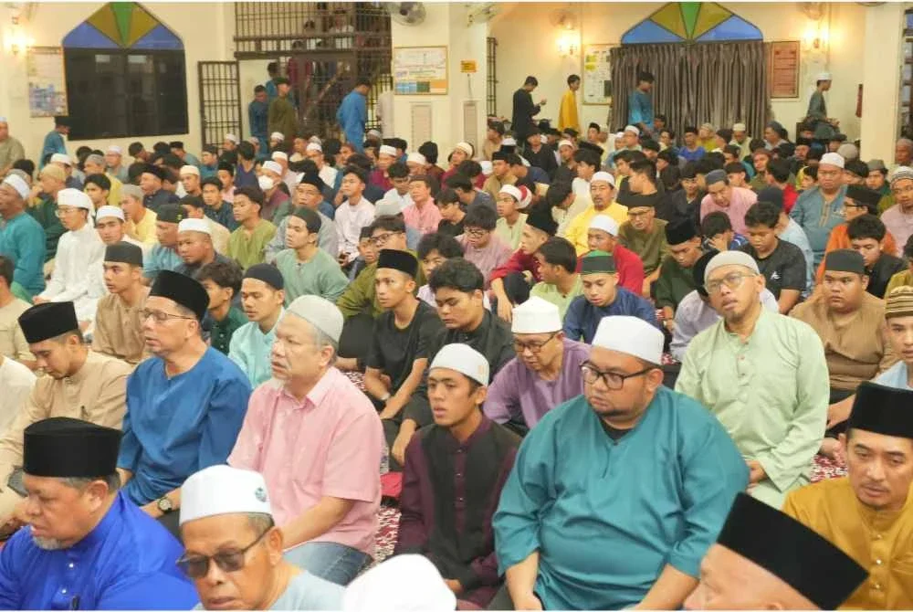 Antara yang hadir pada Majlis Bacaan Yasin dan Solat Hajat Perdana SPM 2026 sekolah-sekolah dalam Parlimen Hang Tuah Jaya di Masjid Sayyidina Ali pada Khamis.