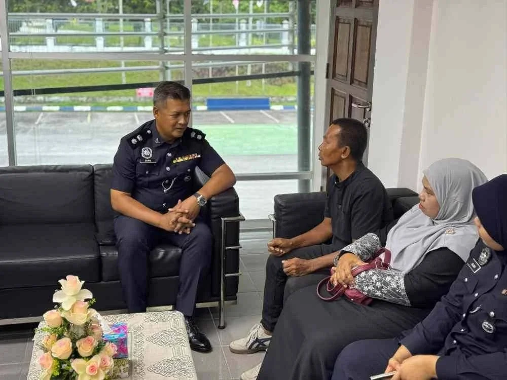Zahril Asri (kiri) bersama Hamid pada majlis penyerahan sijil penghargaan di IPD Setiu.