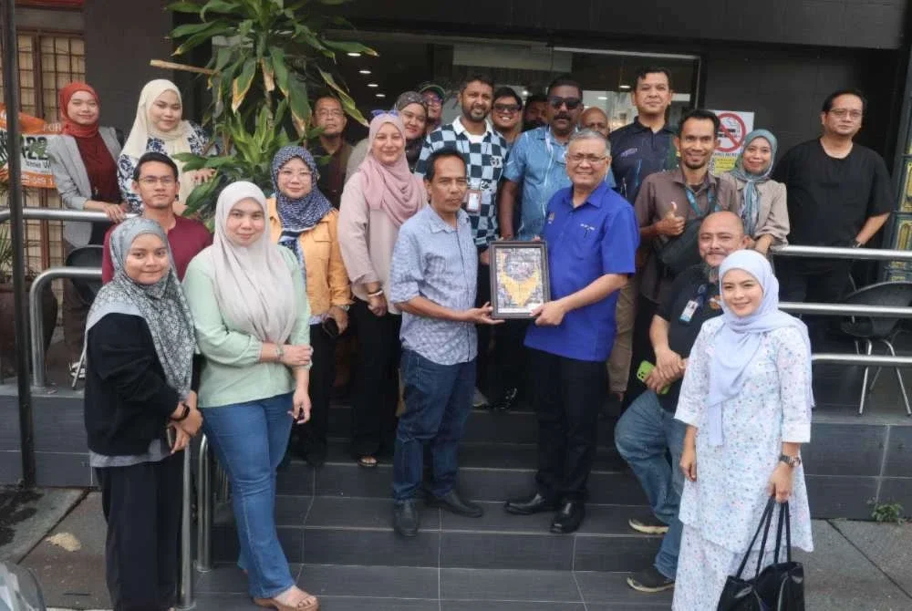 Shamsul Anuar (hadapan, empat dari kanan) menerima cenderhati disampaikan Sayed Mohd Hesham sempena Majlis Ramah Mesra Timbalan Menteri Dalam Negeri Bersama Media Perak di Ipoh pada Jumaat.