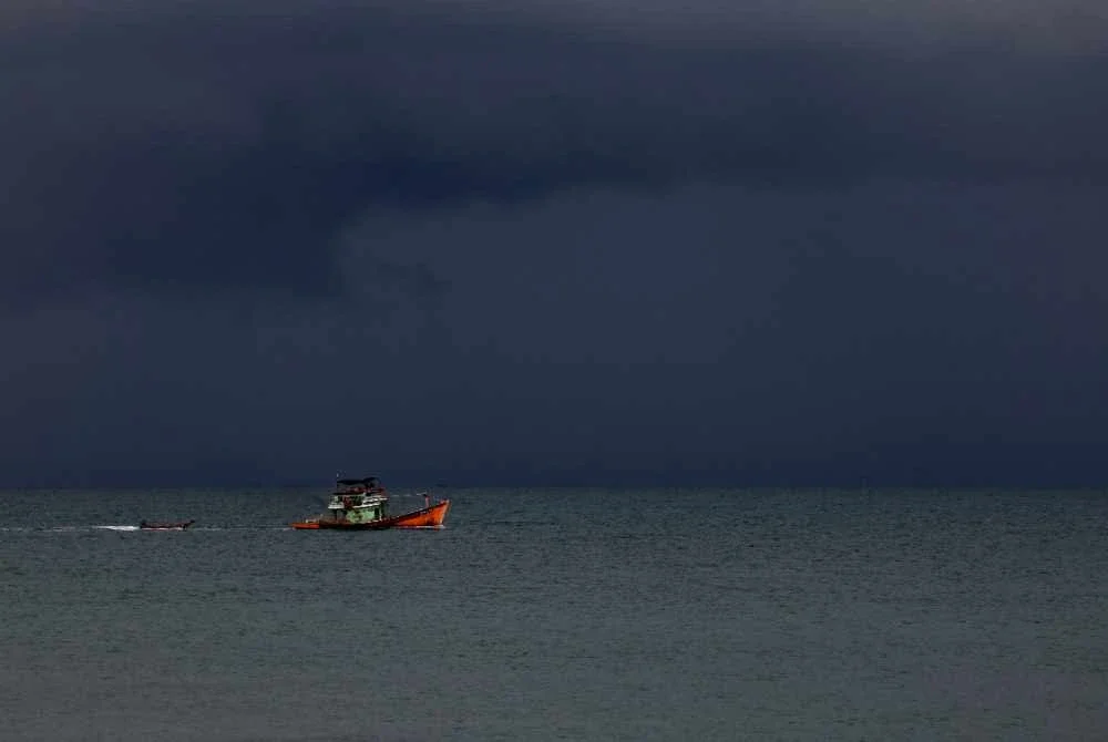 Tiupan angin timur laut secara berterusan dan kencang juga boleh menyebabkan laut bergelora serta risiko kenaikan paras laut di perairan Laut China Selatan. Gambar hiasan - Foto Bernama