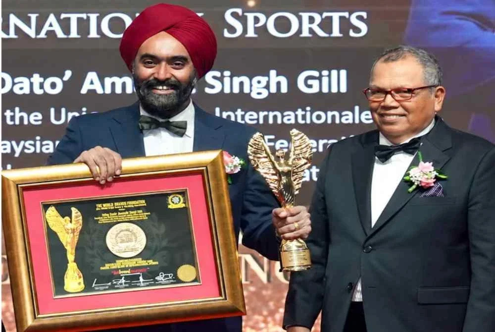 Amarjit (kiri) menerima Anugerah Kepimpinan Ikon The BrandLaureate bagi Kepimpinan Global dalam Sukan Antarabangsa di Kuala Lumpur pada Khamis.
