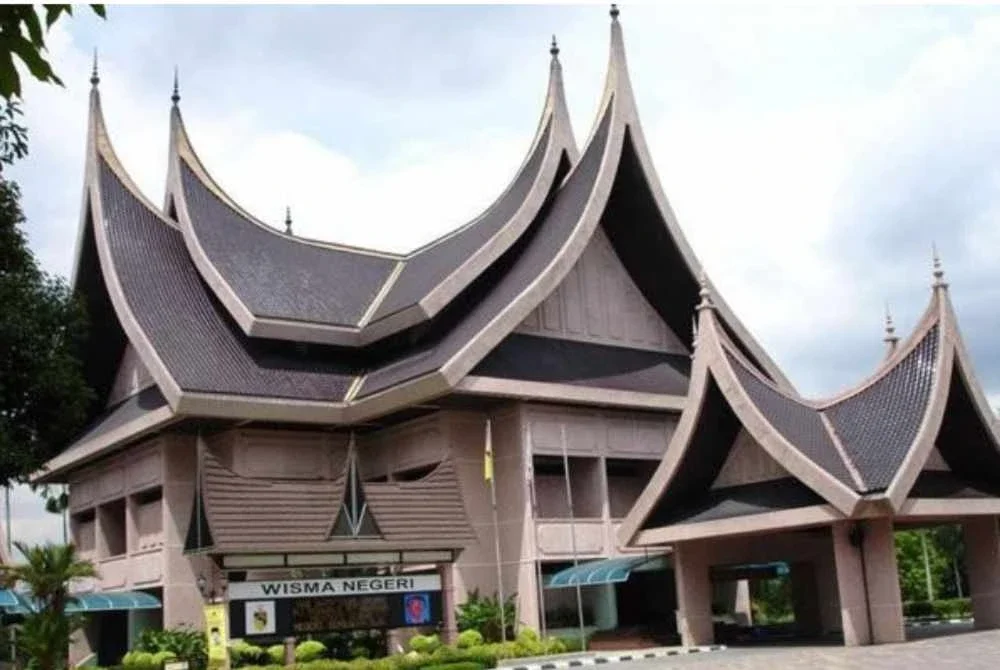 Pelantikan 10 bekas Exco itu dibatalkan dan diisytiharkan tidak sah kerana melanggar sumpah taat setia kepada Tuanku Muhriz apabila mereka bersetuju untuk melucutkan baginda daripada jawatan yang Dipertuan besar Negeri Sembilan.