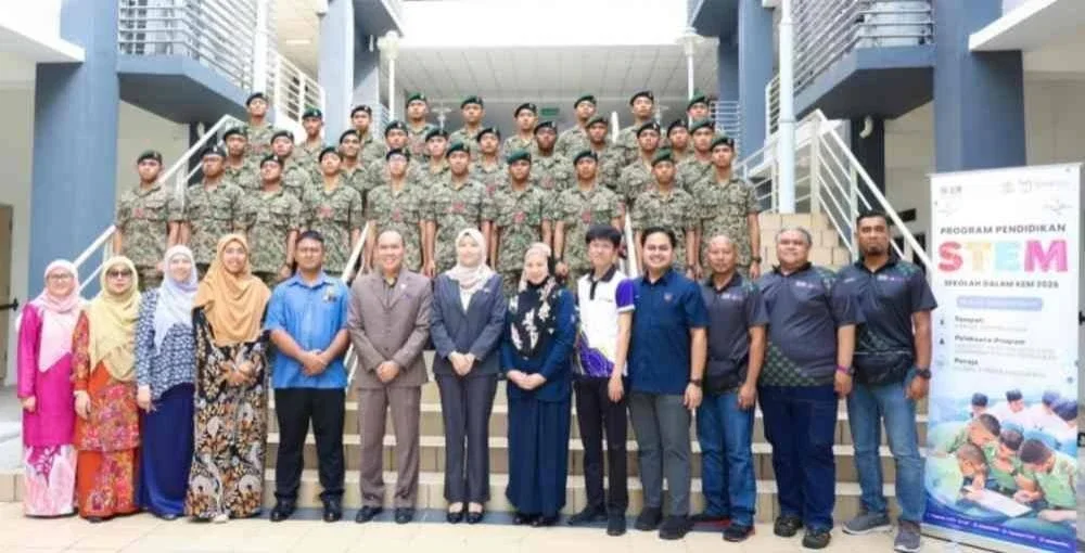 Barisan tetamu kehormat merakam gambar kenangan bersama para pelajar Tingkatan Empat MTD yang menyertai Program Pendidikan STEM Sekolah Dalam Kem Tahun 2026 anjuran Yayasan LTAT di Kem Perdana Sungai Besi.