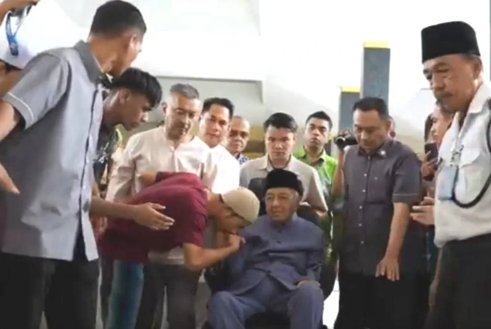 Rata-rata jemaah tidak melepaskan peluang bersalam dengan Tun Mahathir.