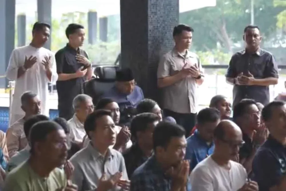 Tun Mahathir menunaikan solat Jumaat di Masjid Negara pada Jumaat.
