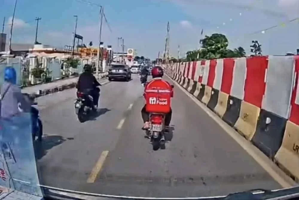 Tangkap layar video yang memaparkan sebuah motosikal menghalang laluan ambulans di Bayan Lepas.