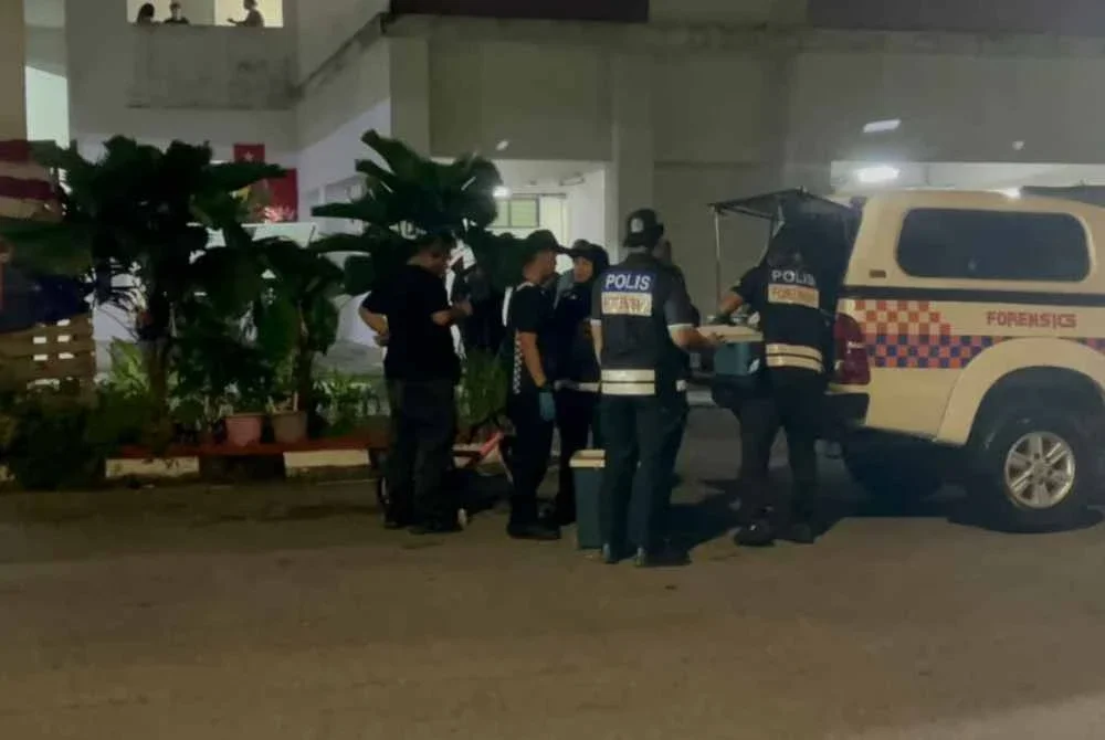 Pasukan forensik polis menjalankan tugas di lokasi kejadian.