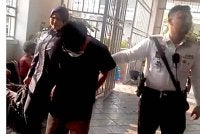 Suspek dibawa oleh anggota polis ke mahkamah untuk proses reman.