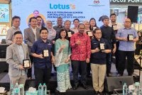 Rohaizi (depan dua dari kanan) dan Azliza Baizura (depan tiga dari kiri) bergambar bersama-sama pembekal PKS semasa Majlis Perasmian Kempen Jom Malaysia 2026 di Lotus's Ampang pada Khamis.