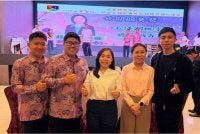 Kervis (kanan) mahu meraikan pencapaian kerjaya bersama keluarga, guru dan rakan sekolah.