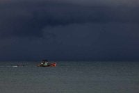 Tiupan angin timur laut secara berterusan dan kencang juga boleh menyebabkan laut bergelora serta risiko kenaikan paras laut di perairan Laut China Selatan. Gambar hiasan - Foto Bernama