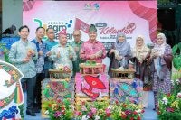 Abang Ahmad Kerdee (tengah) bersama Faisal dan barisan pengurusan tertinggi selepas majlis perasmian Program Jualan Agro MADANI Edisi Negeri Kelantan 2026 bertemakan 'Pasar Klate' di Selayang pada Jumaat.