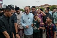 Anwar tiba di Restoran Nasi Cikgu Sue di Kuala Lumpur bagi menikmati hidangan makan tengah hari bersama masyarakat pada Jumaat. - FOTO: Bernama