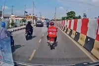 Tangkap layar video yang memaparkan sebuah motosikal menghalang laluan ambulans di Bayan Lepas.