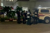Pasukan forensik polis menjalankan tugas di lokasi kejadian.