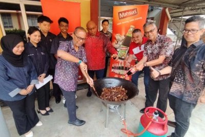 Shamsul (kiri) bersama Mohd Jazri (tiga dari kanan) di Dapur Siswa Madani, Blok Malinja, Kolej Canselor, UPM Serdang.