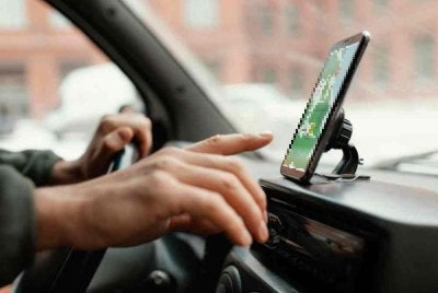Kebimbangan kerajaan terhadap kemungkinan penyalahgunaan data penjawat awam melalui aplikasi navigasi seperti Waze tidak boleh dipandang ringan. Foto hiasan
