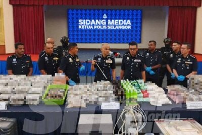 Shazeli (empat kiri) menunjukkan pelbagai jenis dadah yang dirampas.
