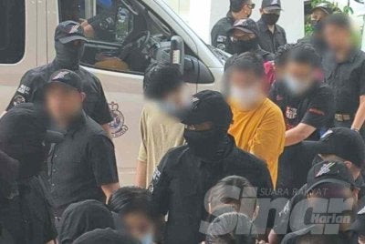Sembilan individu didakwa di Mahkamah Sesyen Petaling Jaya pada Jumaat, atas satu pertuduhan menjadi ahli kumpulan jenayah terancang Geng Yunaa, sejak tahun lalu. Foto Sinar Harian.